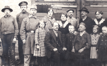 1916 Gründerfamilie (J. Nemetz, Mitte)